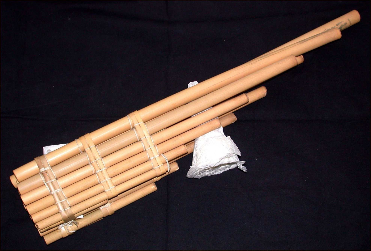 Siku, dobbel panfløyte i bambus. 2 sett: 2 x 6 piper og 2 x 7 piper.