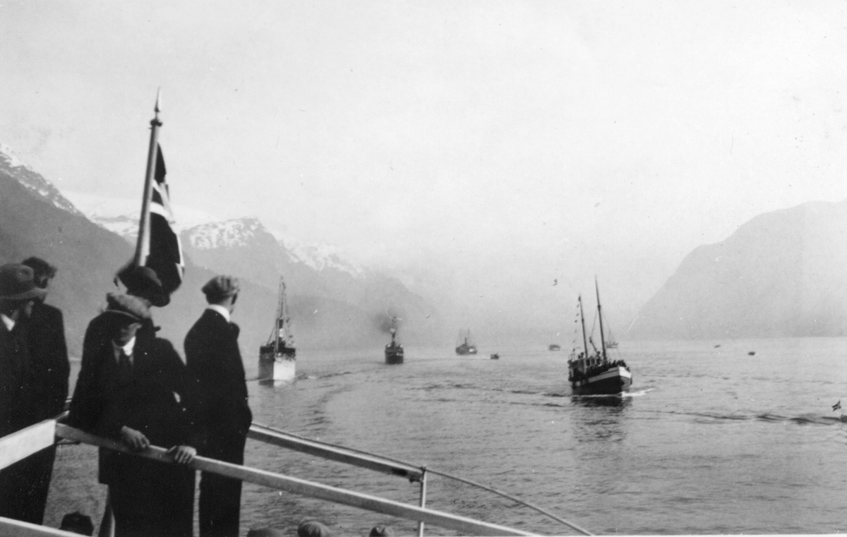 Båtkortesje med musikarar på veg inn Sørfjorden pinsen 1932