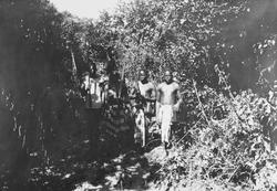 Mosambik. 1914. Afrikanere ut på tur i bushen, utstyrt med s