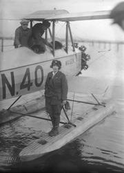 Flypioner Gidsken Jakobsen ved sitt eget fly N.40 kalt "Måse