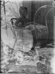 Dobbeleksponering, gutt på stol og barnevogn.