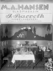 Utstilling for Barreth møbelforretning og M. A. Hansen glass