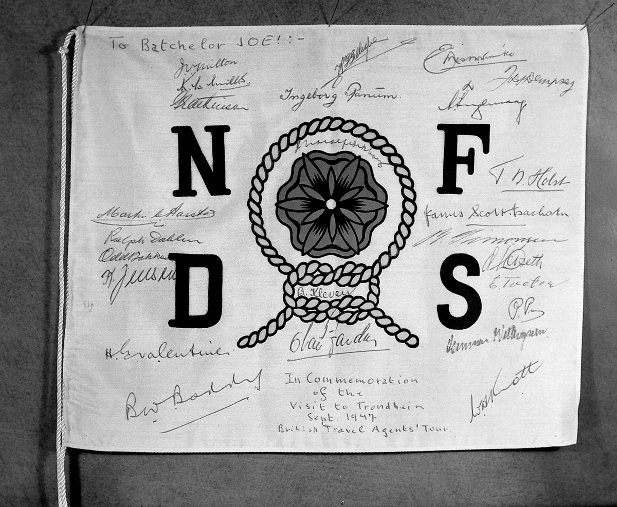 Nordenfjeldske Dampskipsselskaps flagg med signaturer