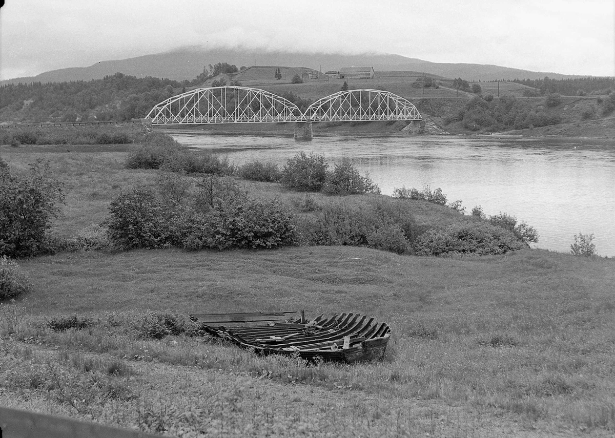 Nes bro i Harran med den gamle fergen i forgrunnen