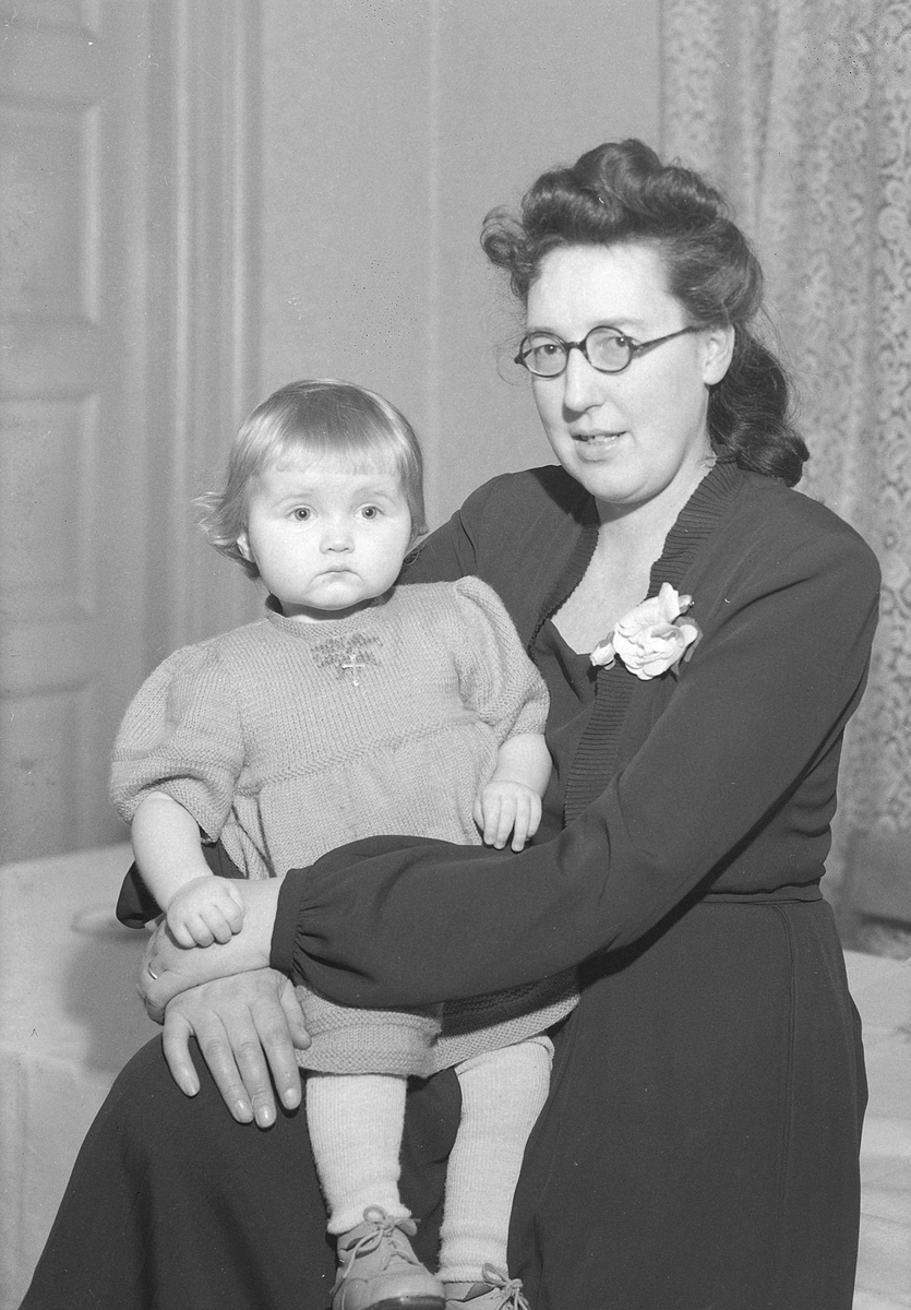 Annie Haukeland med sin datter Randi på British Wives Club's juletrefest for barn