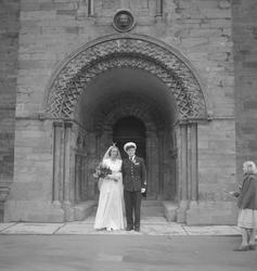 Holger Borg med brud utenfor Nidarosdomen