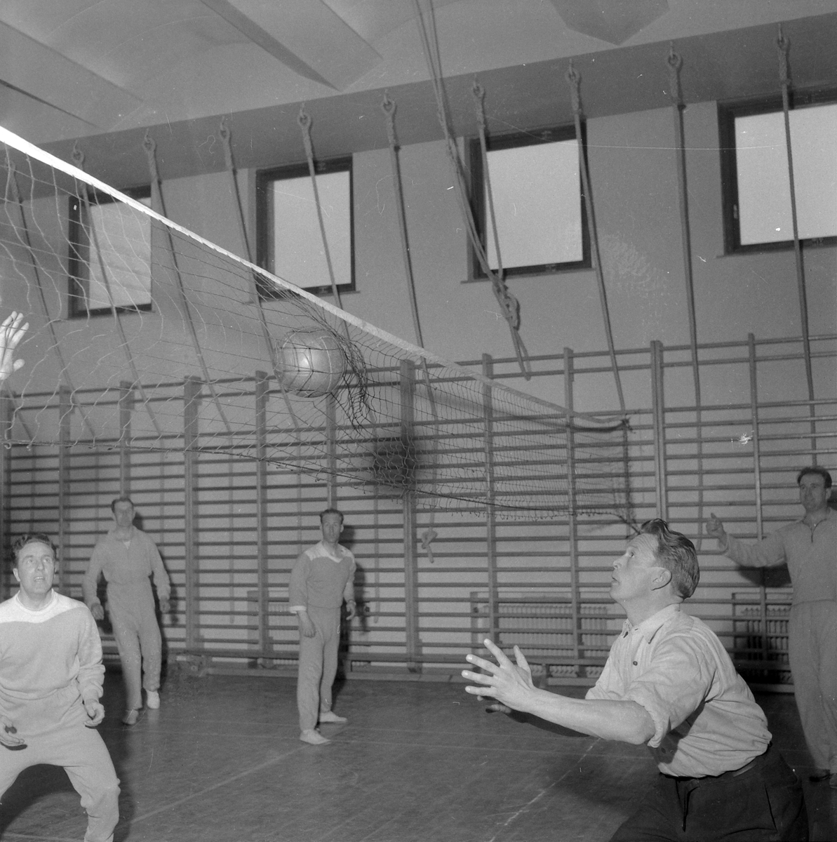 Volleyballkamp i gymnastikksalen på brannstasjonen mellom Vestbyens Idrettslag og Varg (?)