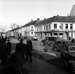 Folkeliv i krysset Olav Tryggvasons gate og Nordre gate