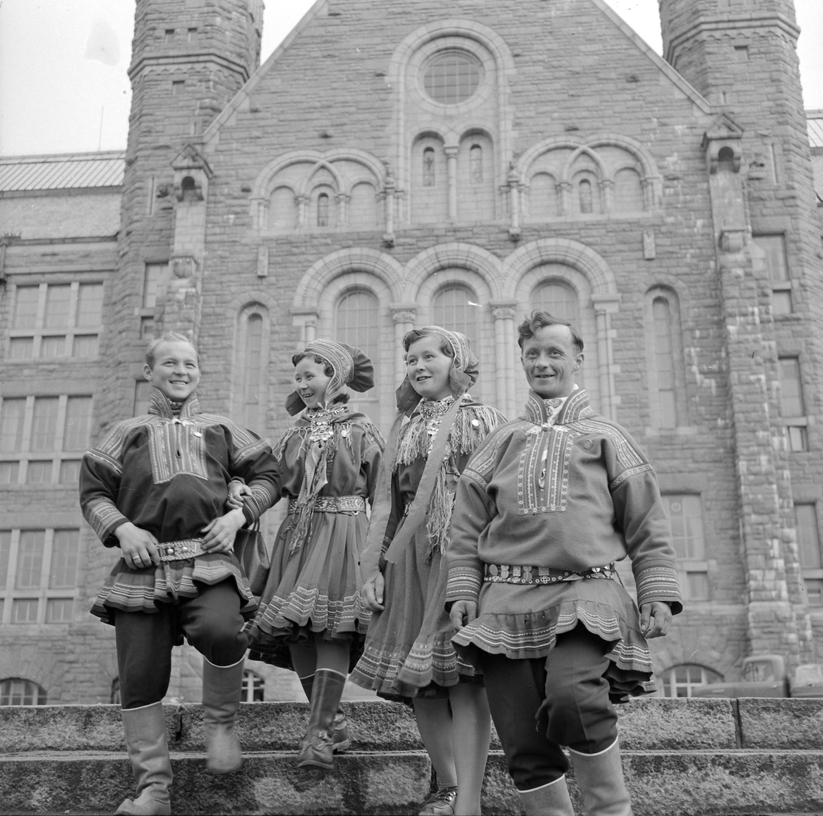 Samer foran hovedbygningen på NTH  i forbindelse med landsmøtet i Trondheim 1957