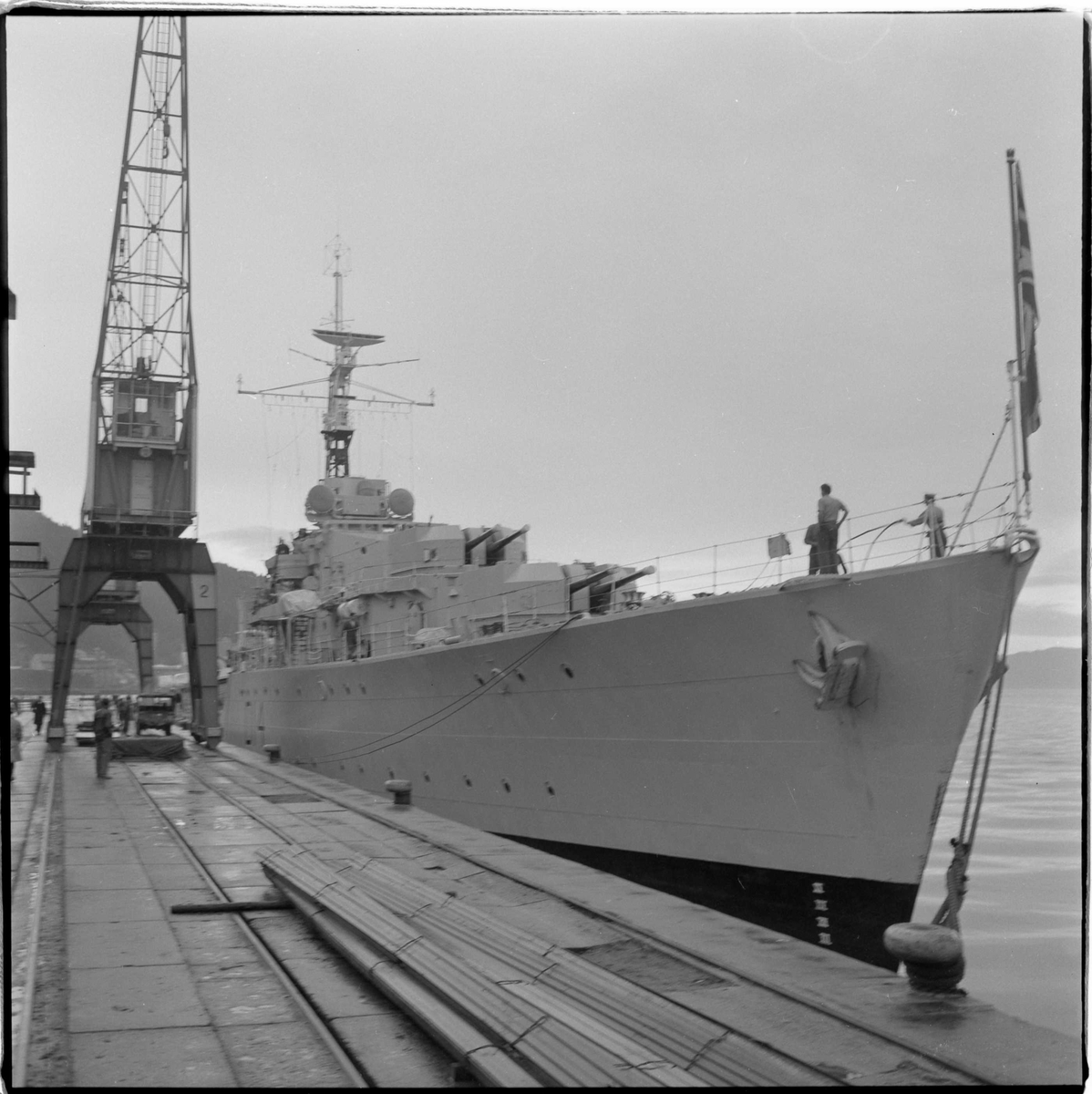 Engelske soldater går i land på Ila pir. Den britiske jageren HMS Armada (D14)