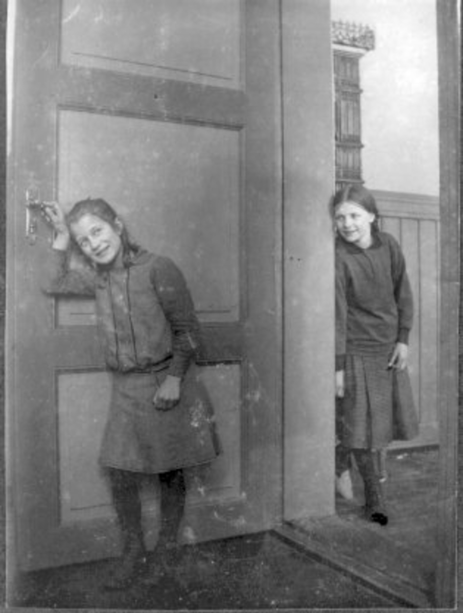 Jenter i døråpning, døveskolen i Trondheim, Interiør
