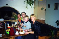 Rundt kakebordet, to kvinner og to barn