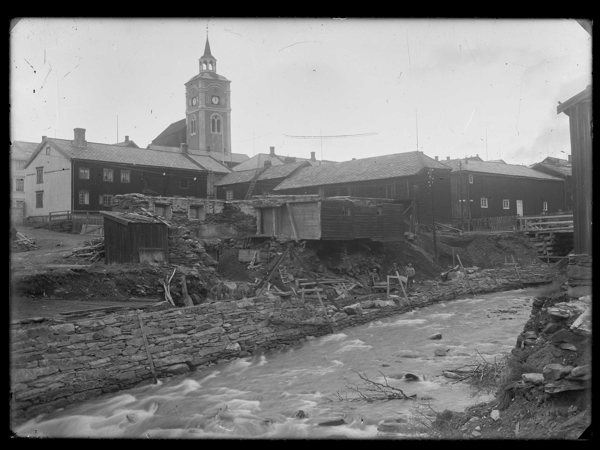 Arbeid med ny elveforbygging i Hitterelva, Røros. 1934