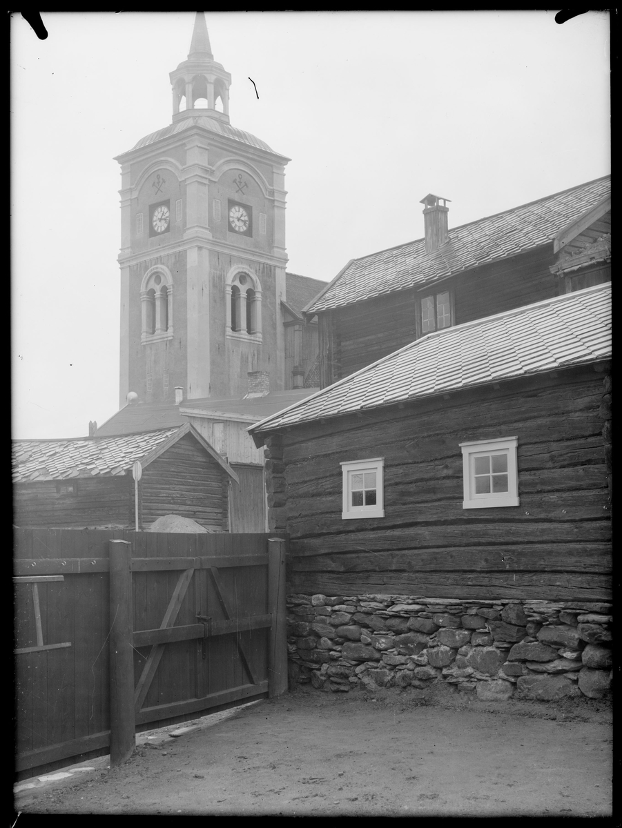 Bakgårdsbebyggelse med Røros kirke i bakgrunnen, 1957