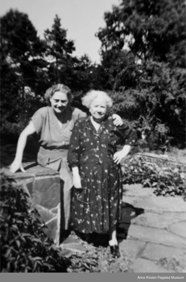 Kirsten Flagstad og hennes mor Marie Flagstad på Amalienborg i Kristiansand 1952. Kirsten Flagstad and her mother Marie Flagstad at Amalienborg, Kristiansand 1952. 