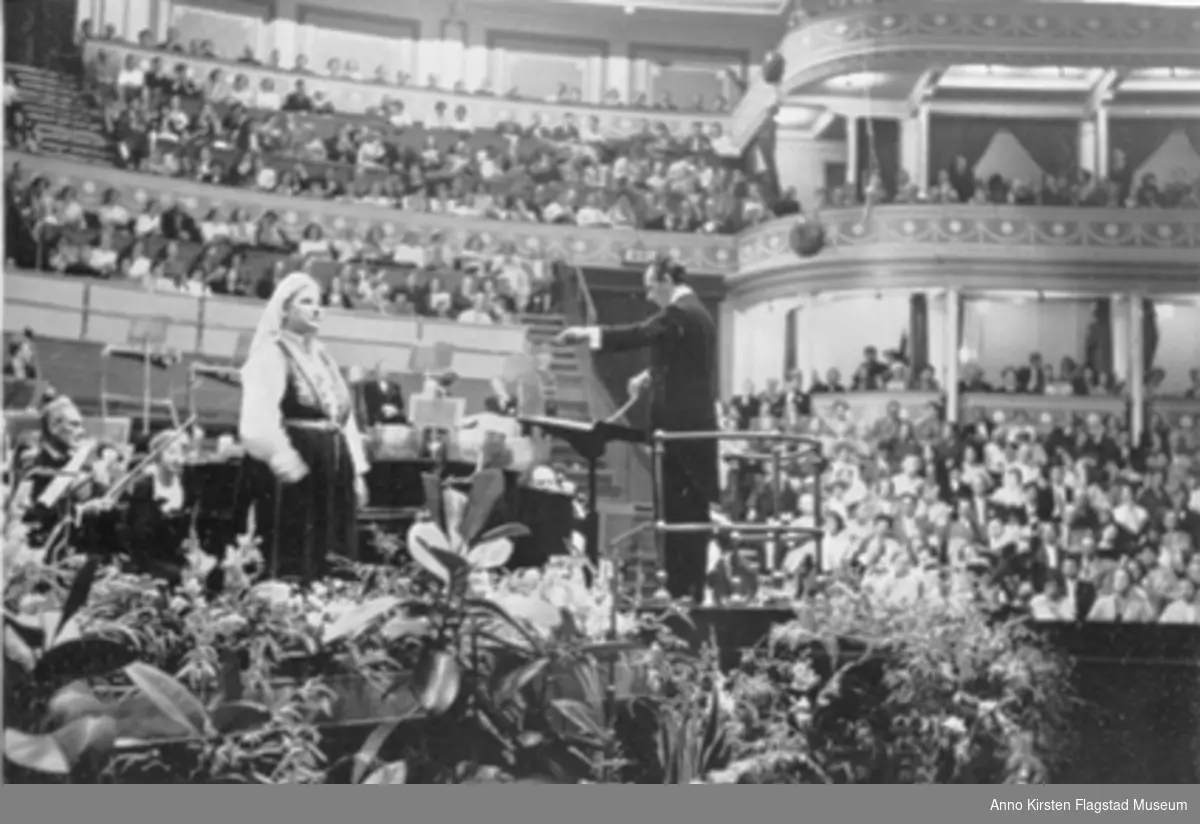 Minnekonsert for Edvard Grieg i Royal Albert Hall, London 7. september 1957, 50 år etter hans død. Kirsten Flagstad i bunad. Dirigent Malcolm Sargent. Memorial Concert for Edvard Grieg in Royal Albert Hall, London 1957, Setember 7, 50 years after his death. Kirsten Flagstad in national costume. Conductor Malcolm Sargent. 