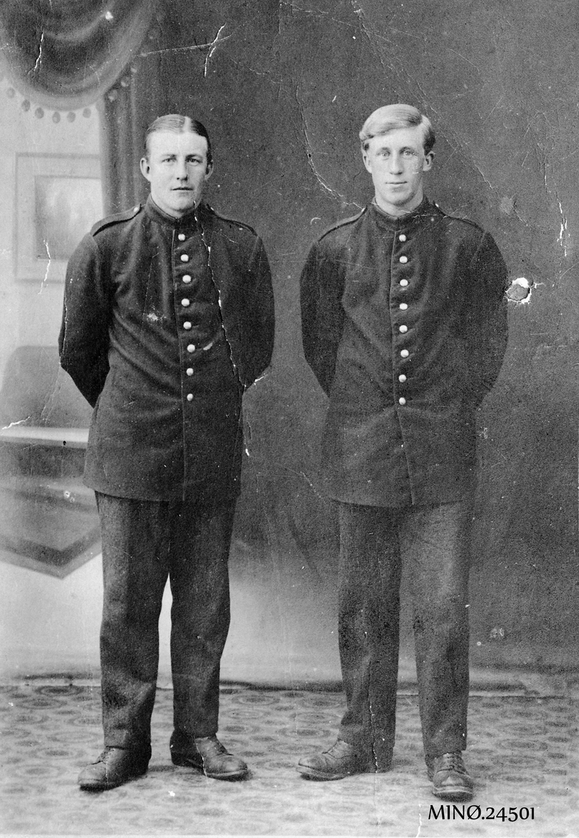 To unge karer i uniform