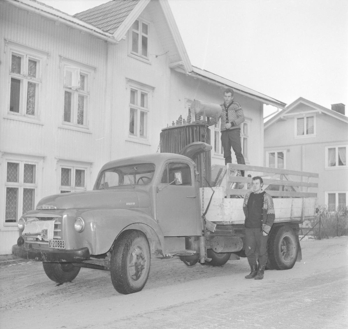 Harry Engen, lastebil Volvo D-20883 frakter transformator i Gamlegata. Brumunddal. 