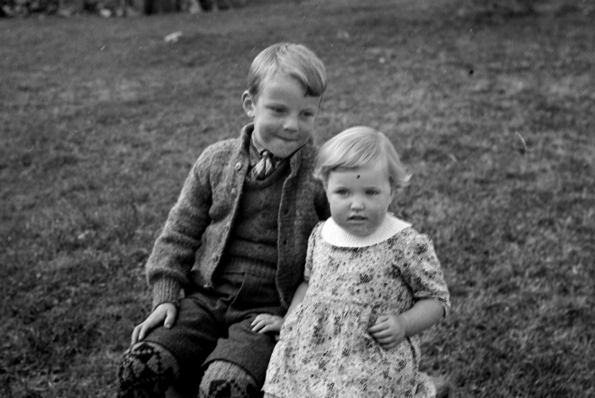 GRUPPE 2 BARN, VINGELEN P. O. ØSTERDALEN. SEPTEMBER 1943. Jarne Kroken og Ester Marie Gundersen f. Kroken
