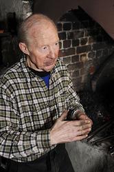 Smeden [Karl] Oddbjørn Knudsen (f. 1935), fotografert ved es