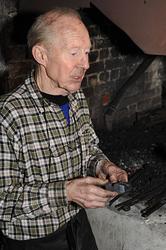 Smeden [Karl] Oddbjørn Knudsen (f. 1935), fotografert ved es