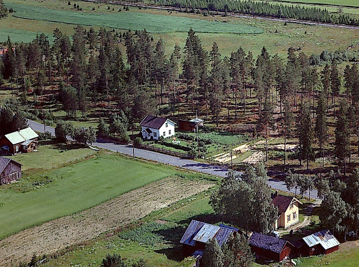 Bækkelund (Gnr 14/60) på Grundset i nedre høyre hjørne. Midt i bildet Solvang (Gnr 14/63) på andre siden av Trondheimsvegen. I venstre bildekant Grundsetbækken (Gnr 14/45) hvor tunet nå er fradelt som Grn 14/155.