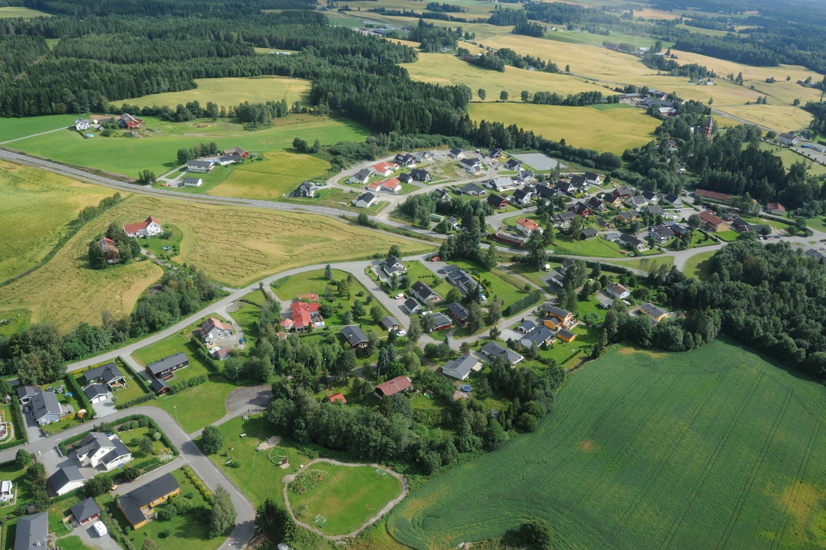 Flyfoto. Luftfoto utført i forbindelse med Vangsboka. Gårder i Vang, samt noe Hamar by fra lufta. 