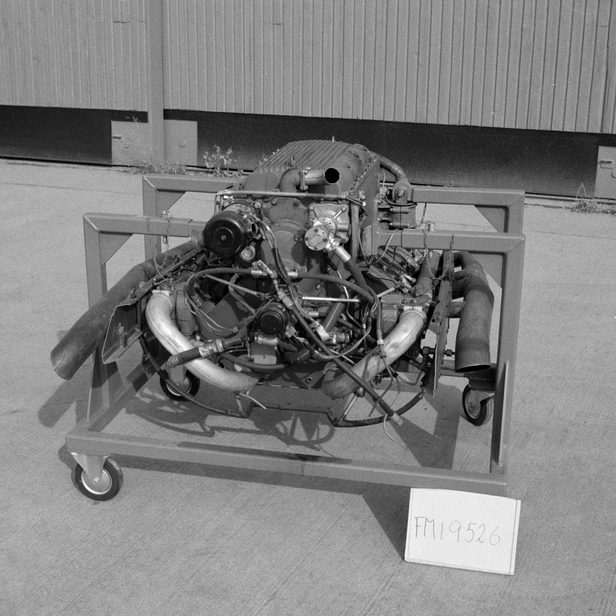 Flygmotor Argus. Motorn placerad i vagn med hjul.