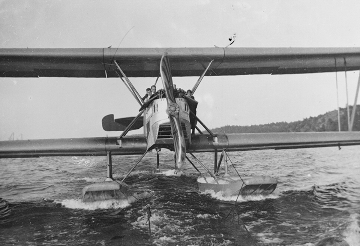 Flygplan Heinkel HD 14 bogseras på vatten vid provflygning.