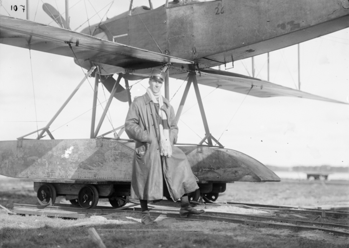 Porträtt av man framför flygplan Thulin Typ E, vid prov av flottörer.