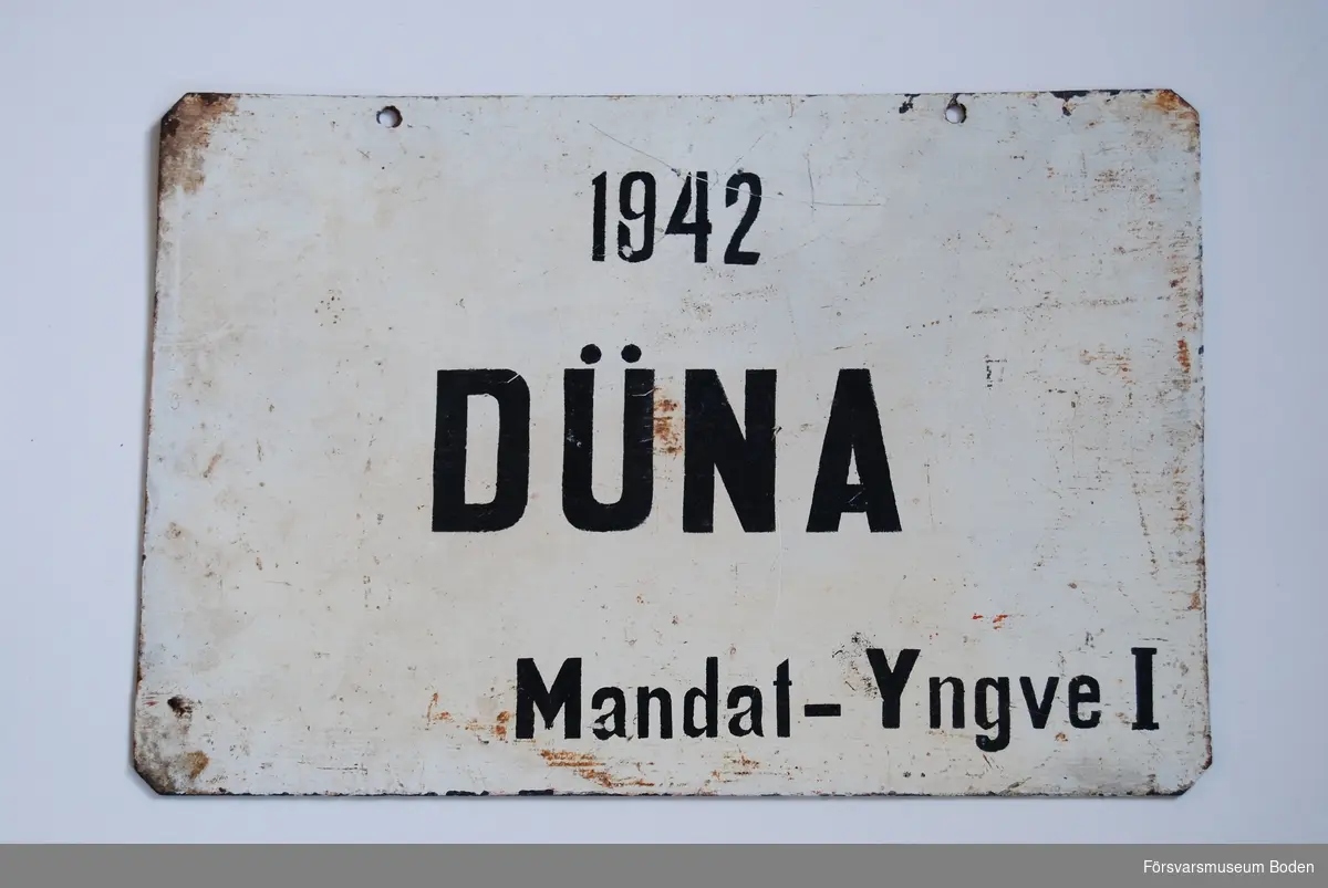 Skylt 24 x 35 cm av målad plåt för hästen Düna, född 1942. På baksidan finns texten "Rökning förbjuden".