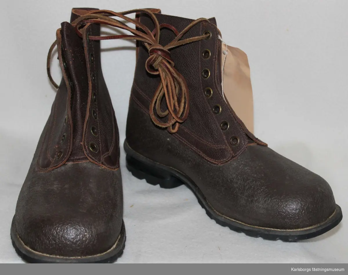 Storlek: 45
Ett par bruna läderkängor. De snöras med skosnören av läder.