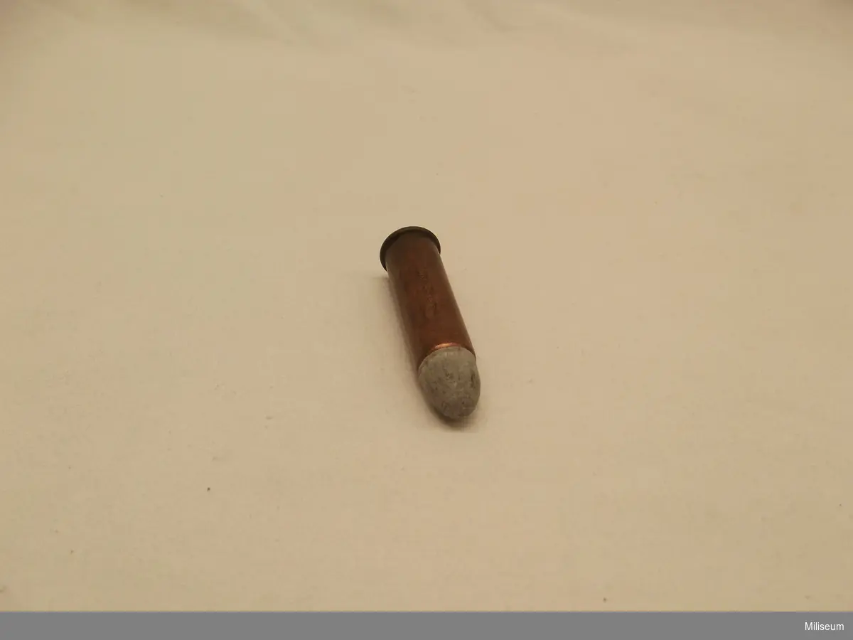 12, 17 mm patron samt kulor och tändhattar till Remingtongevär m/1867.