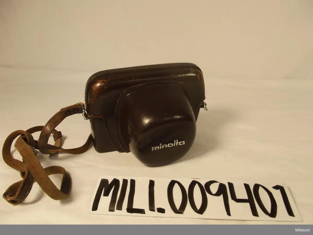 Kamera Minolta "Hi-Matic 7" med tillhörande fodral. 
35 mm.
Made in Japan.