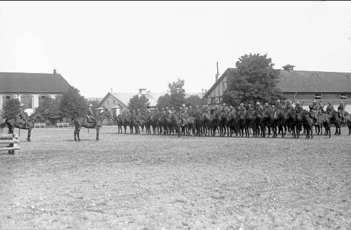 Regementet till häst uppställt på kaserngården söder om stallarna för avlämning före avmarsch till fälttjänstgöring under sommarmarschen 1932.