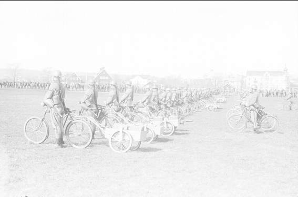 Försök med cykeltrupp, cykelkärra för transport av tunga vapen och ammunition.