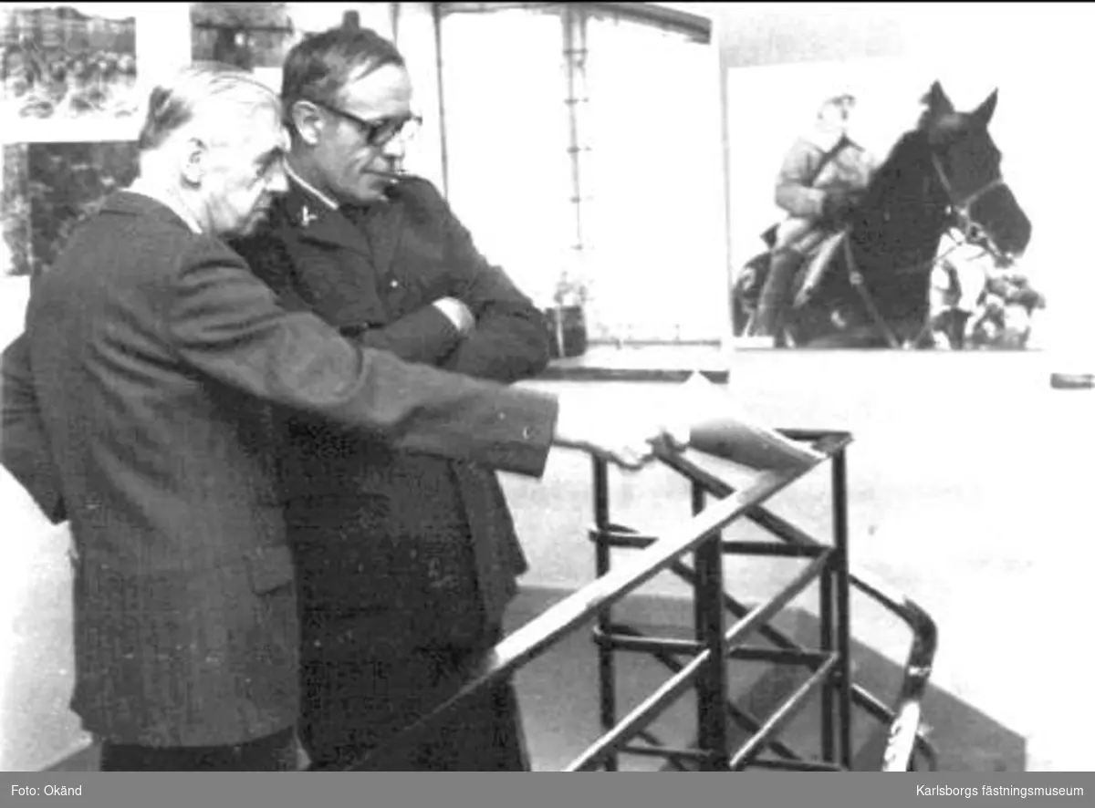 Militärbefälhavaren general Nils Personne inviger K 3 museum i Lundabyggnaden K 3, Skövde den 3 december 1976. Överste Gustaf Malmström och major Sven Littorin i Gärdhemsrummet.