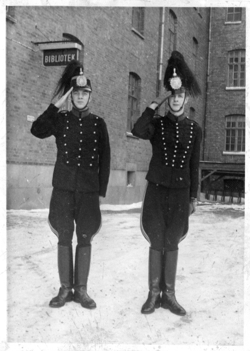 Soldater (två) "uppklädda" i attila, A 6. Norra inre kasern.