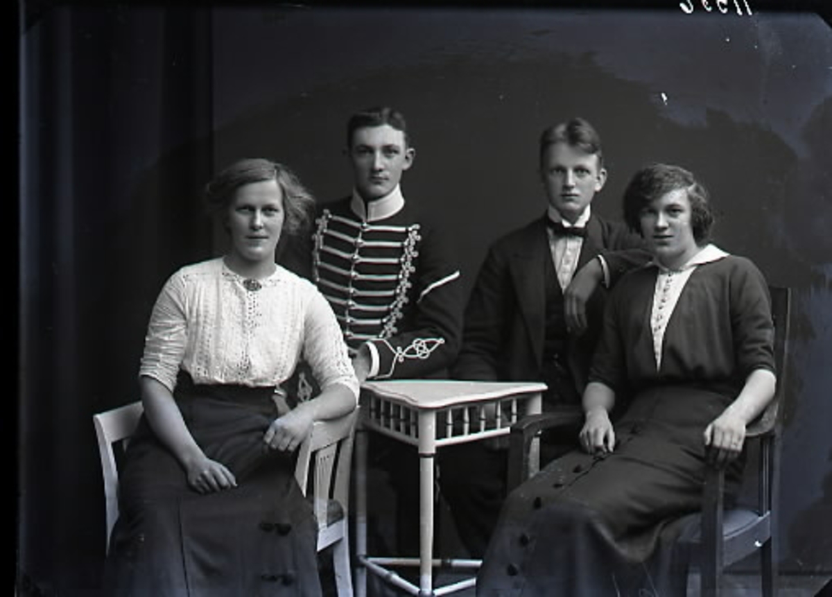 Gruppbild av två kvinnor och två män. En av männen bär uniform, ateljébild,