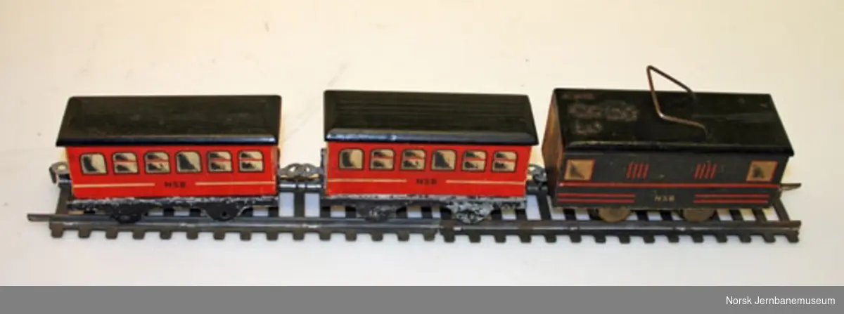Leketog : togsett i tre merket "NSB", med elektrisk motor