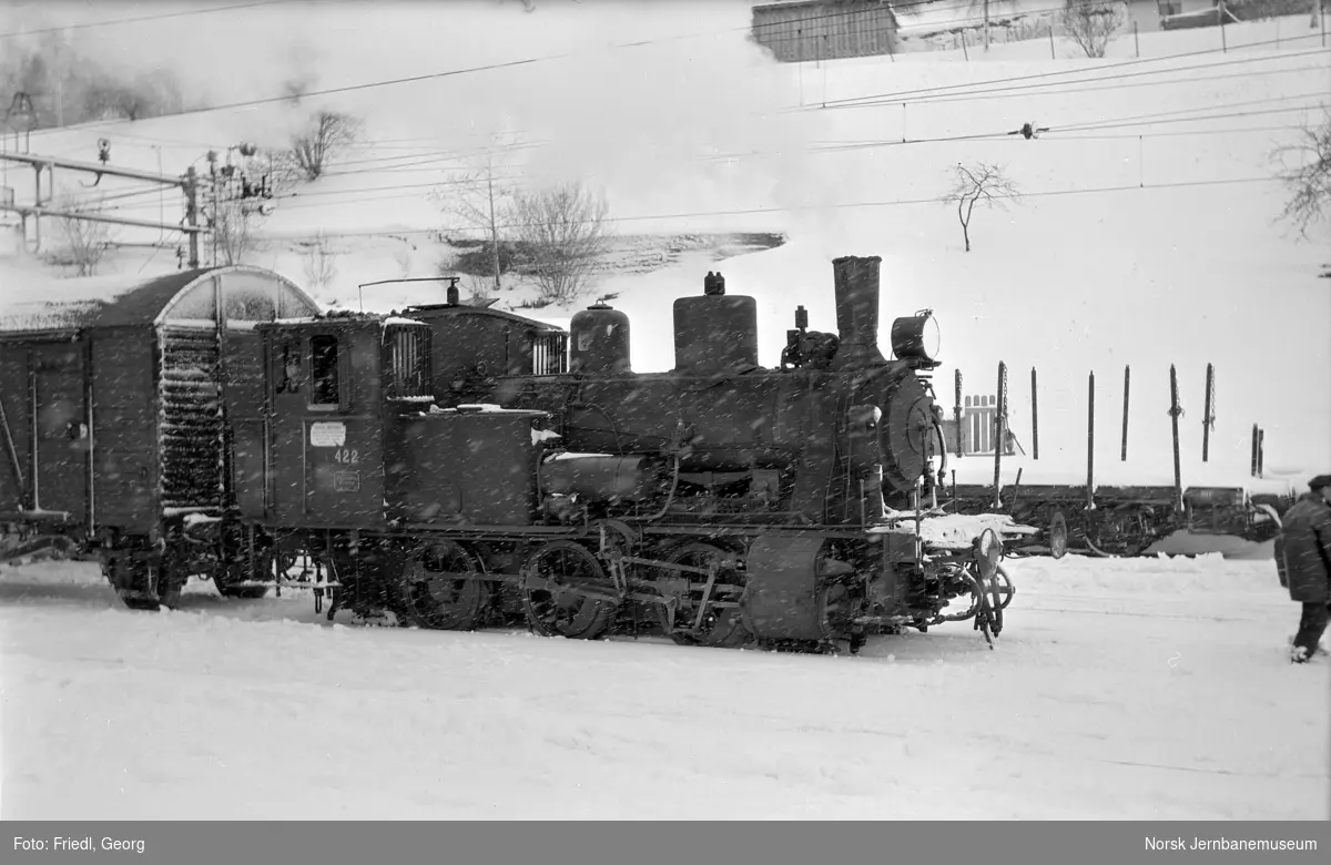 Damplokomotiv type 25d nr. 422 på Voss stasjon