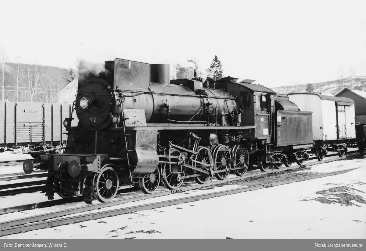 Damplokomotiv type 26c nr. 412 foran godstog på  Koppang stasjon