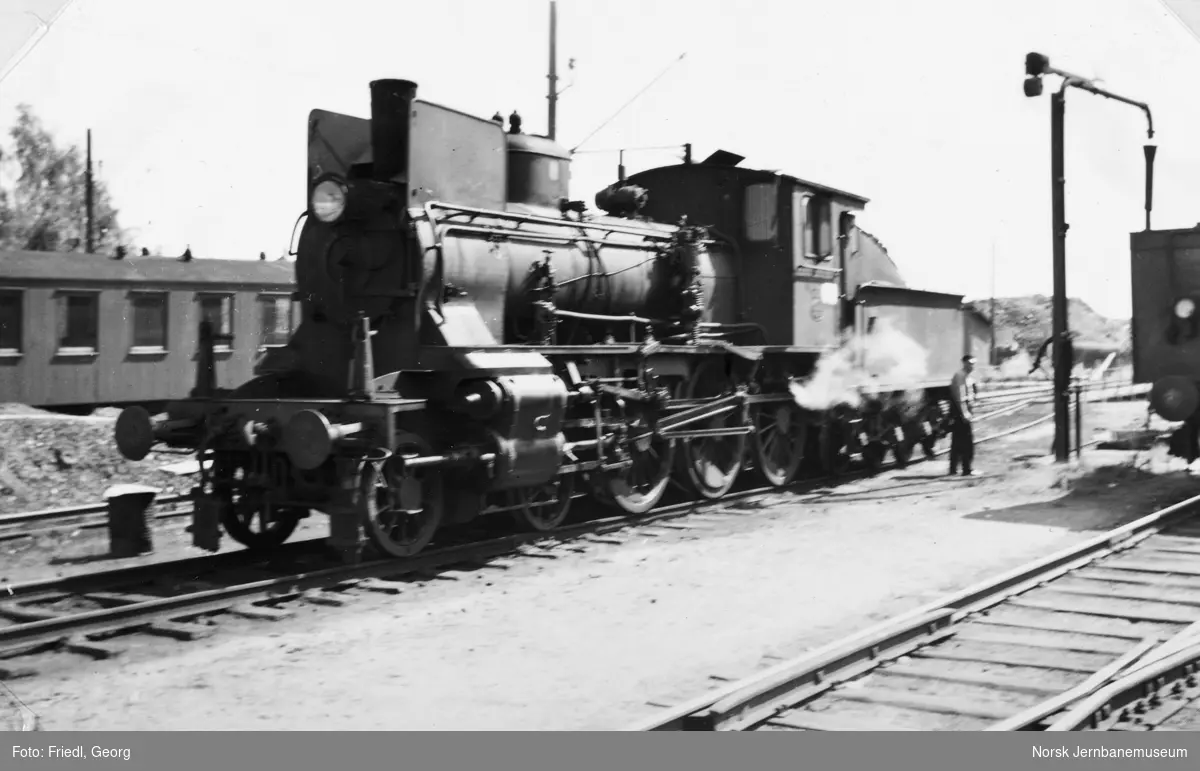 Damplokomotiv type 27a nr. 234 på Ski stasjon, etter å ha ankommet med persontog fra Sarpsborg