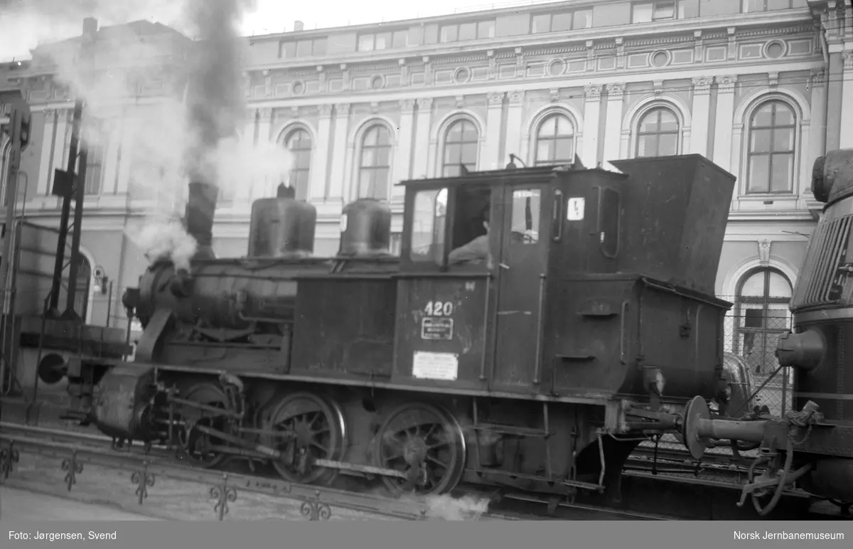NSB damplokomotiv type 25d nr. 420 med et motorvognsett type 66 på Havnebanen utenfor Oslo Ø