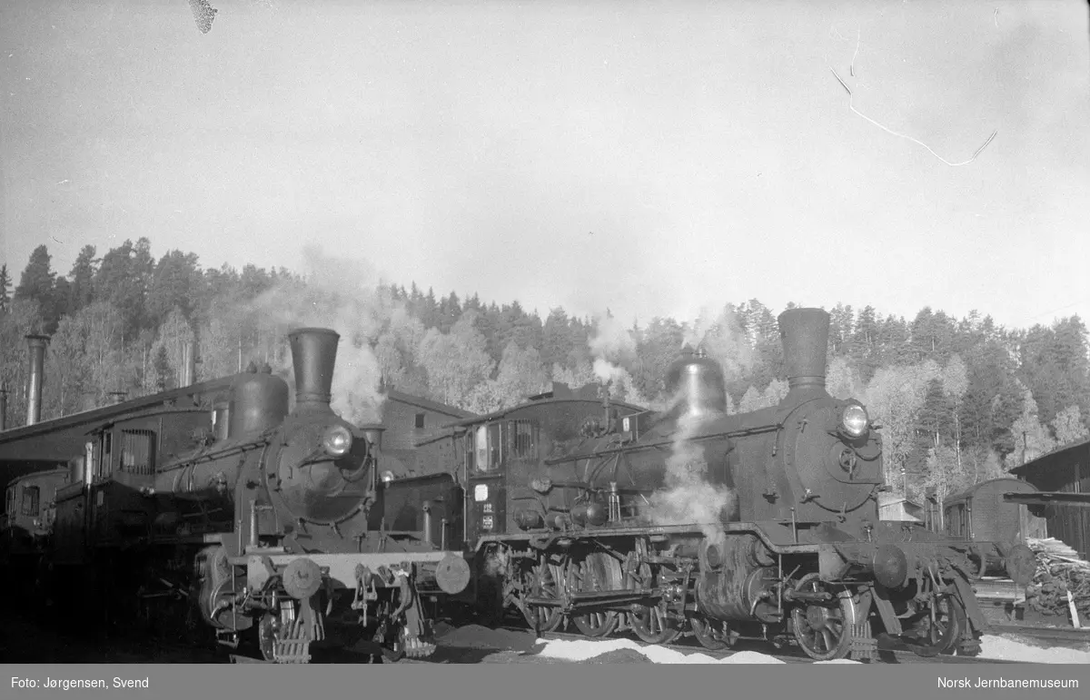 NSB damplok type 18c nr. 212 og ett ukjent på Hønefoss stasjon