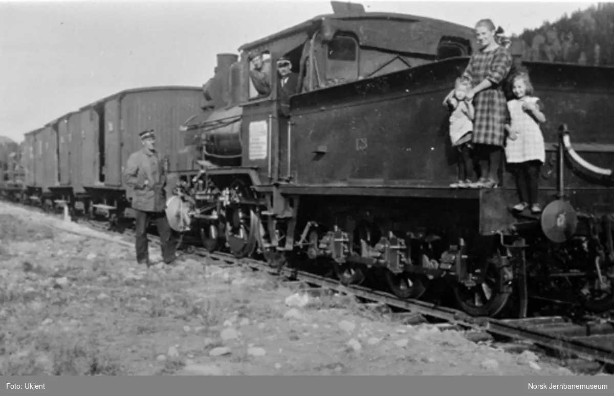 Første grustog på Sperillen stasjon med damplokomotiv type 21a nr. 178. Bak på lokomotivet står Karen Tosseviken med oppsynsmann Bækkevolds døtre Ruth og Dagmar