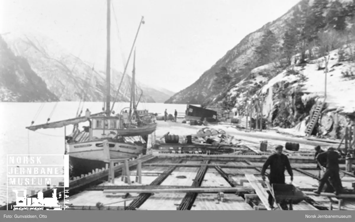 Bygging av NSBs kai på Granvin i regi av A/S Høyer Ellefsen