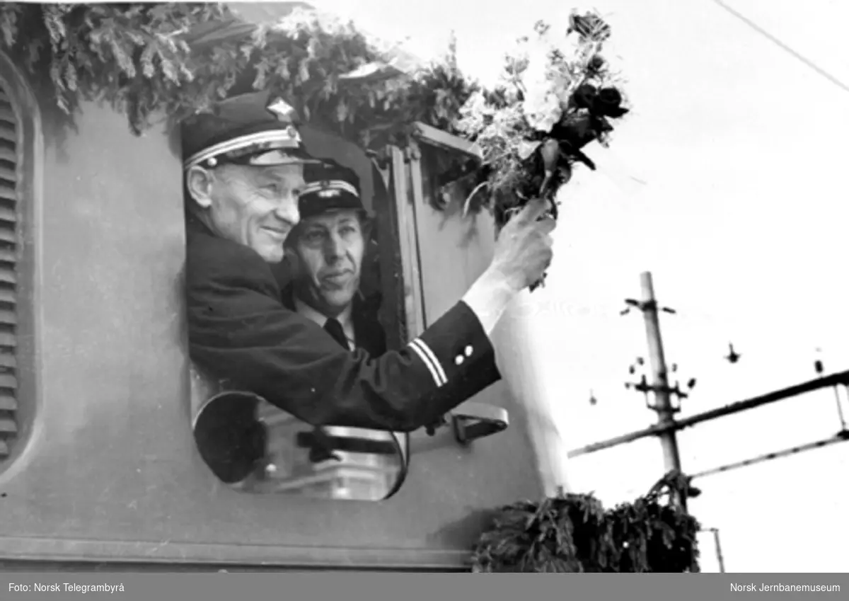 Lokomotivførerne Ansten Kraft-Lund og Olaf Rua med blomster i vinduet på elektrisk lokomotiv El 11.2083