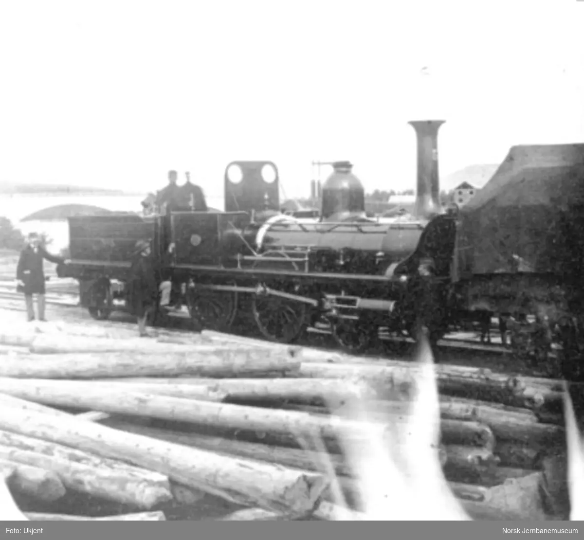 Kongsvingerbanens lokomotiv nr. 5 (senere nr 17); tømmer i forgrunnen