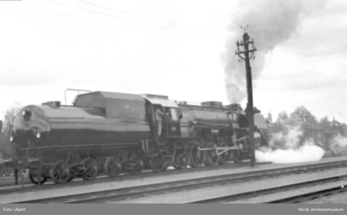 Prøvekjøring av damplokomotiv type 49a "Dovregubben" nr. 463 ved Hamar før levering